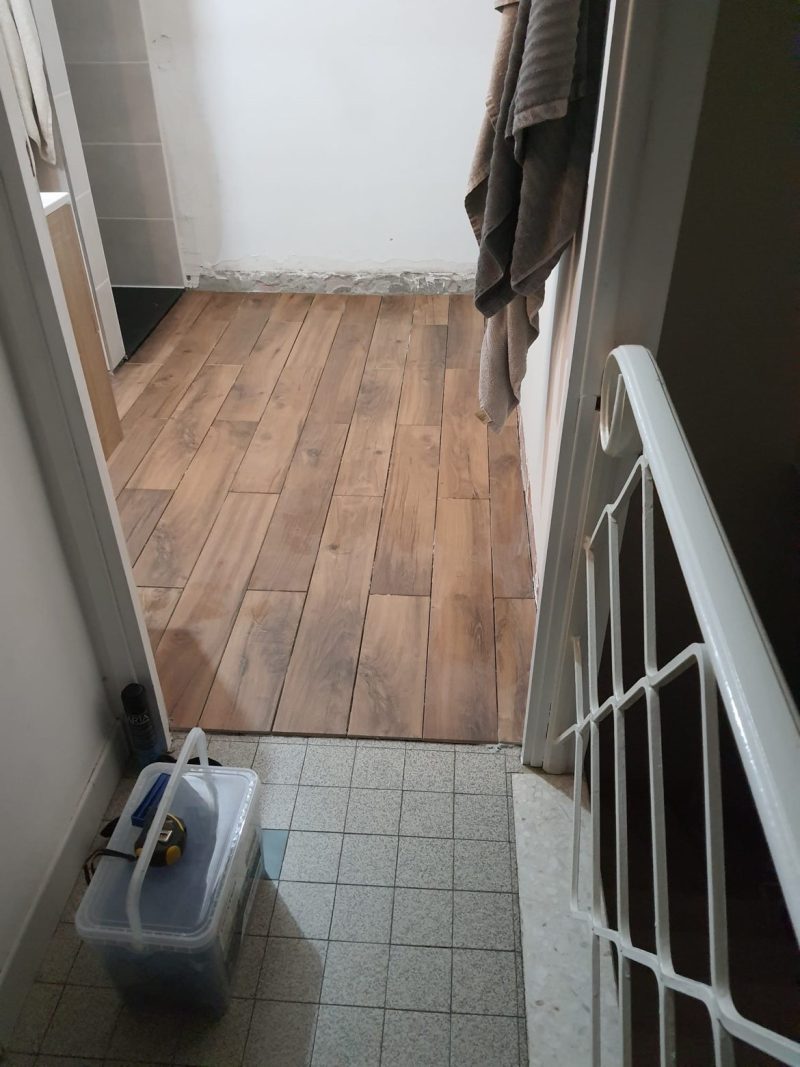 Carrelage imitation parquet posé jusqu’au seuil