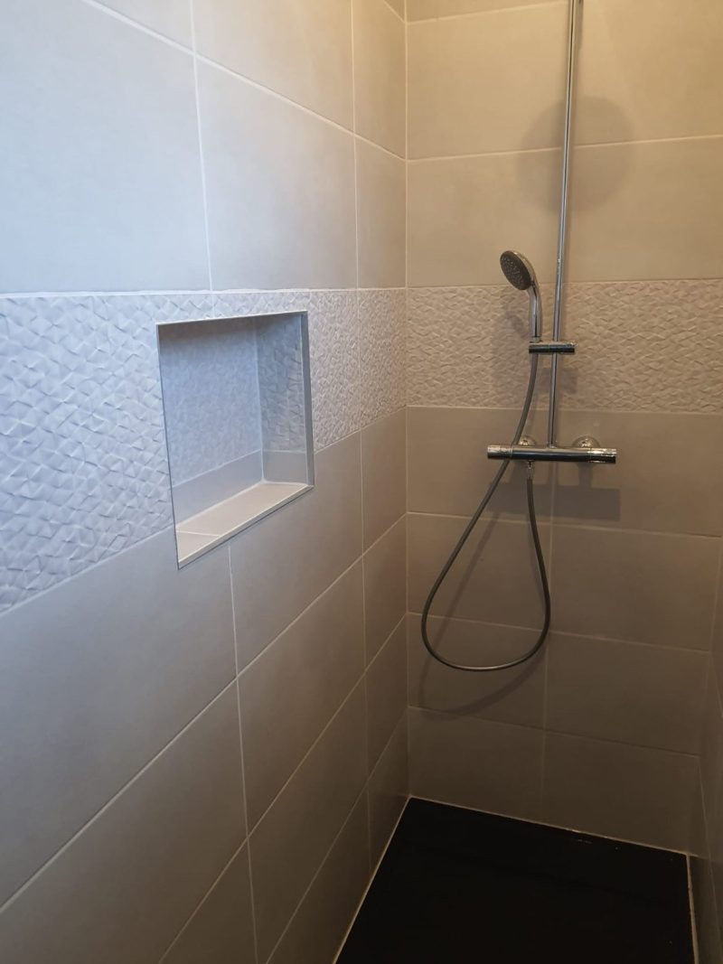 Colonne de douche thermostatique et niche de rangement