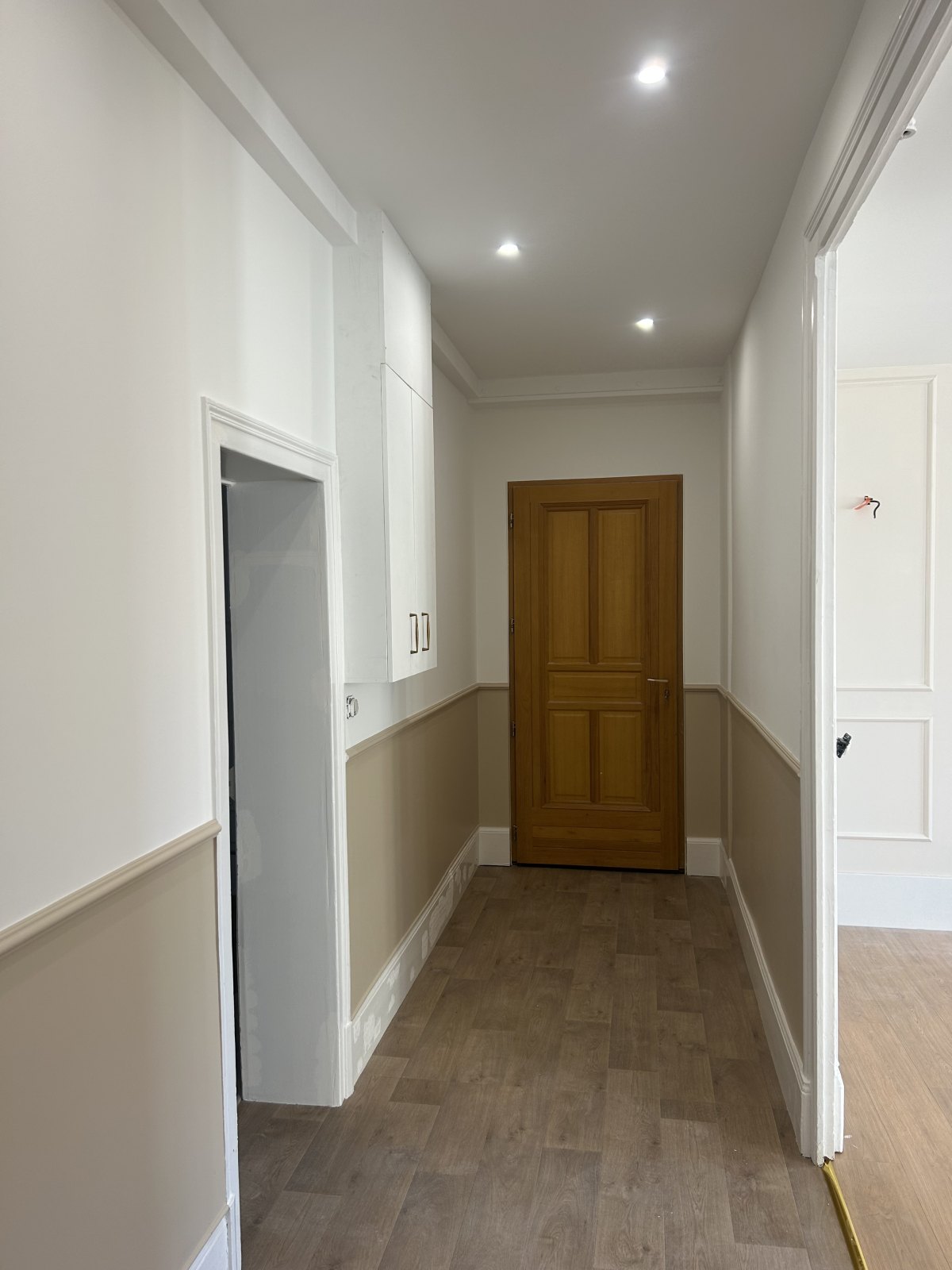 Après : faux plafond avec spots encastrés, soubassement peint, sol changé. Réalisé avec les artisans partenaires.