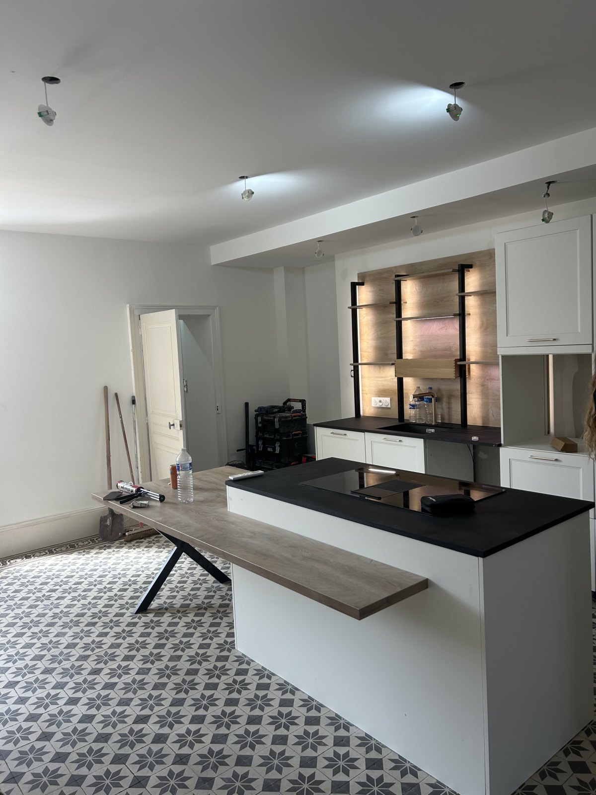 La cuisine terminée : îlot central, faux plafond, bandes et peinture. Réalisée avec les artisans partenaires.