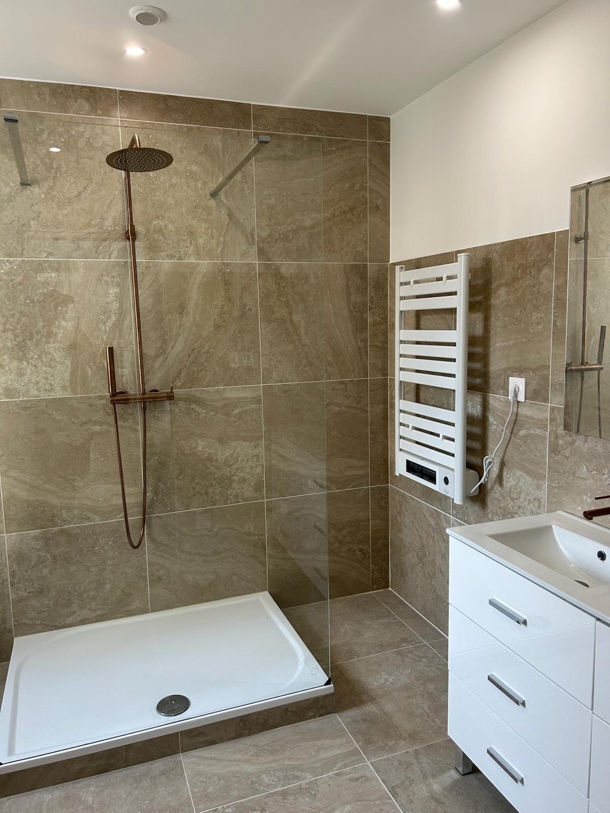 Douche à l’italienne et colonne de douche à finition cuivrée