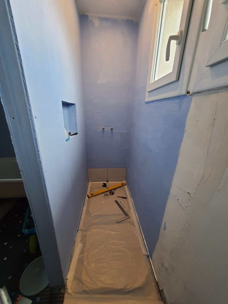 L’emplacement de la future douche préparé, avant carrelage