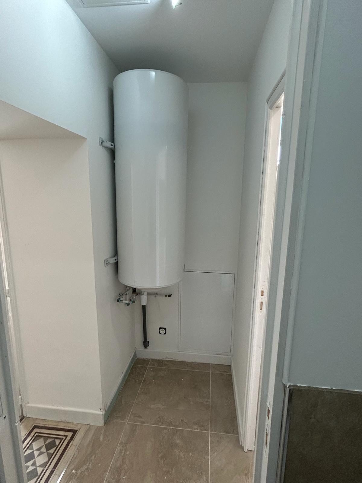 Le local technique terminé, ballon d’eau chaude et trappe refermée