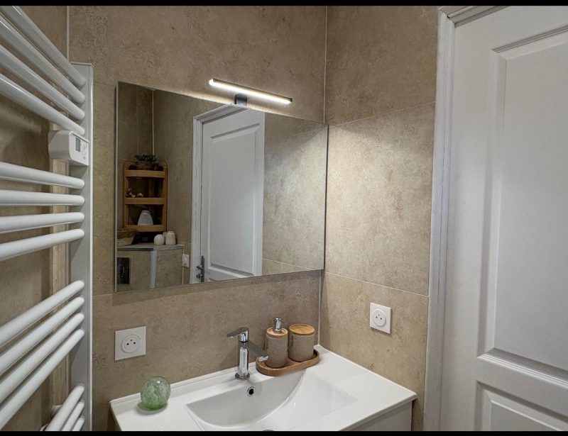 Meuble vasque, miroir et applique après travaux