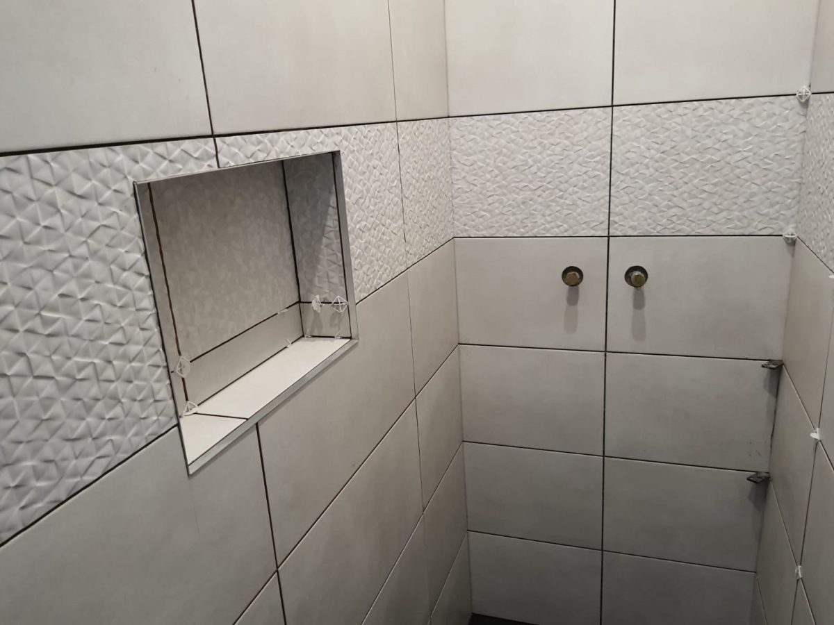 Niche de douche carrelée, arêtes coupées à l’onglet