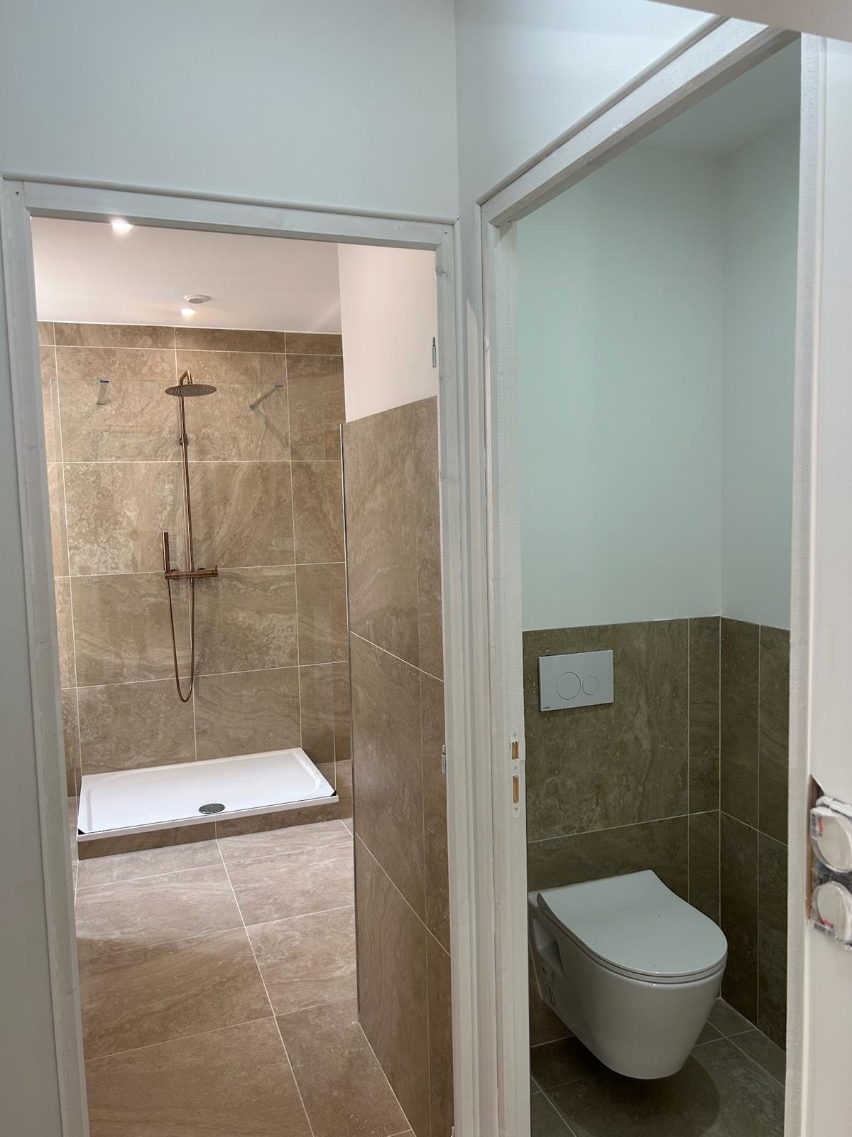 Douche à l’italienne et WC suspendu, une fois les travaux terminés