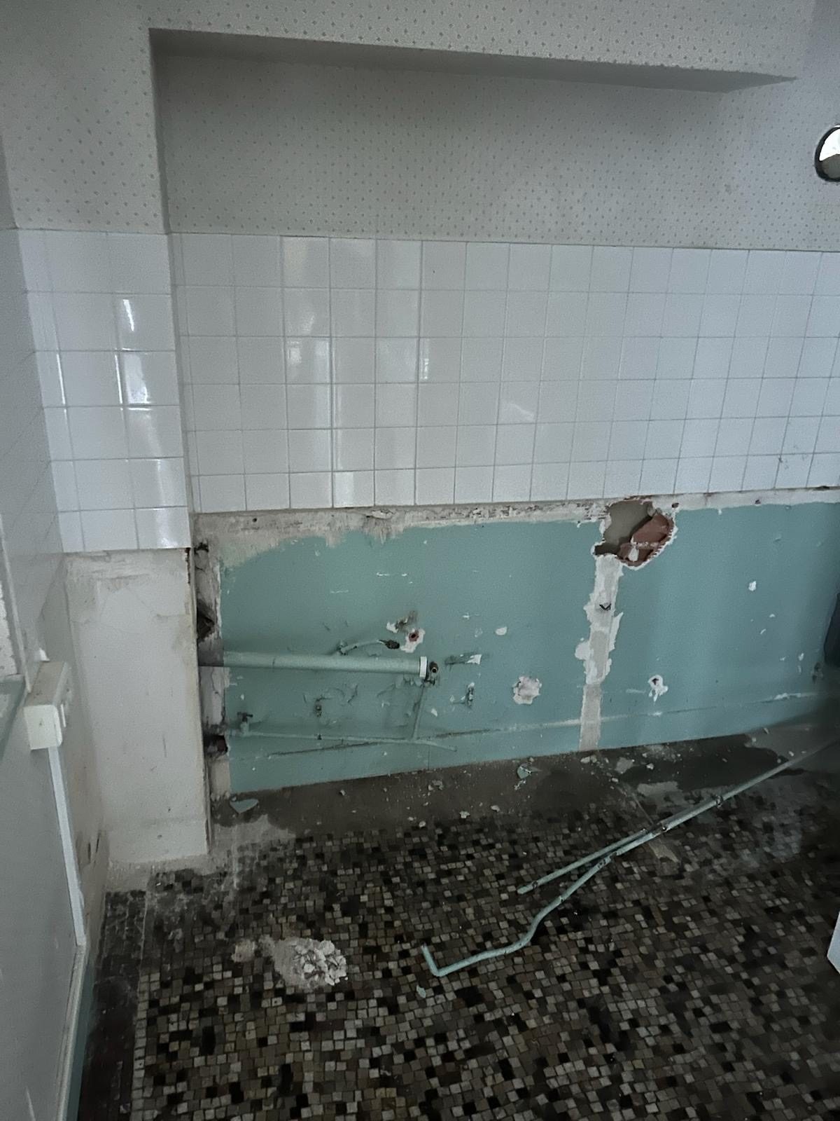 La pièce après dépose complète, arrivées d’eau apparentes