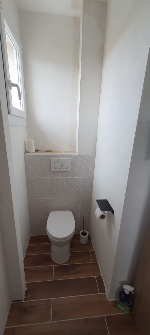 WC suspendu terminé, sol en carrelage imitation parquet
